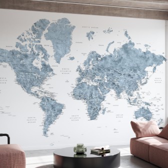 Harta lumii cu orașe în culori albastre și gri, printată pe tapet, în decorul unui living modern.