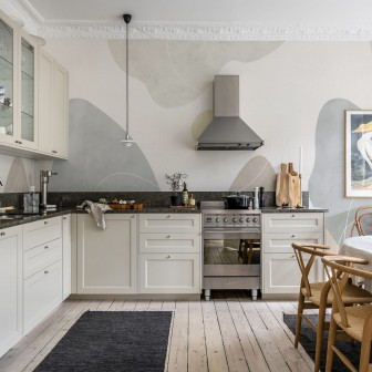 Tapet cu design minimalist, forme organice în nuanțe pastelate, perfect pentru living, dormitor sau birou.