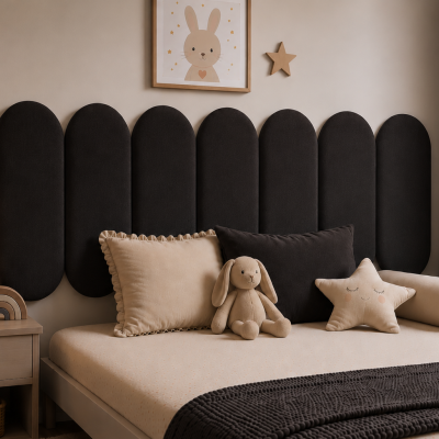 Panouri tapițate negre cu design geometric deasupra unui pat.