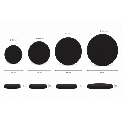 Panouri decorative rotunde negre aranjate pe un perete într-un hol modern