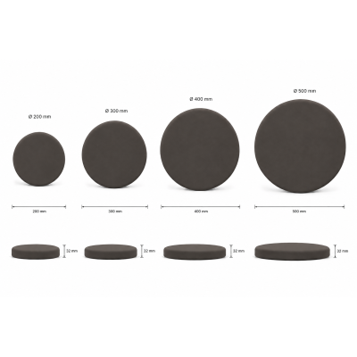 Panouri decorative rotunde negre aranjate pe un perete într-un hol modern