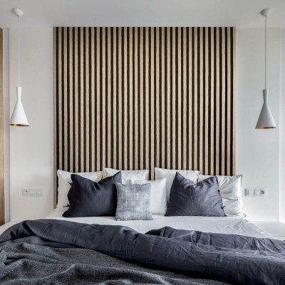Panou decorativ riflat 3D Oak Gold într-un dormitor modern