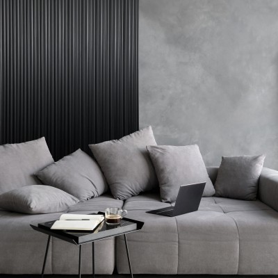 Panou decorativ riflat 3D negru într-un living modern
