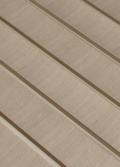 Panou decorativ riflat 3D amber și bej într-un dormitor modern