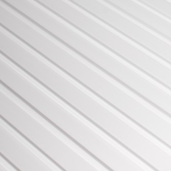 Panou decorativ riflat 3D alb într-un living modern