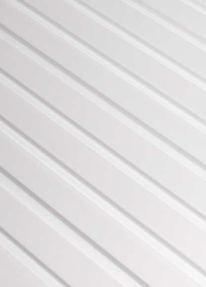 Panou decorativ riflat 3D alb într-un living modern