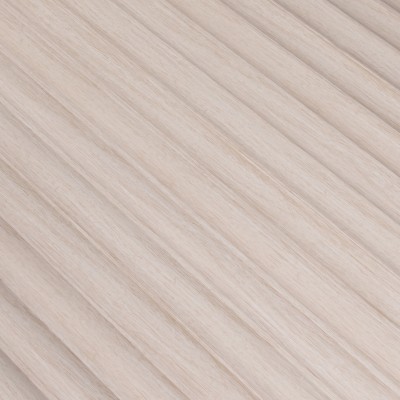 Panou 3D Onda, Stejar Alb, 270x11.2cm, cu textură ondulatorie, montat pe perete într-un living modern, cu TV, canapea și decorațiuni