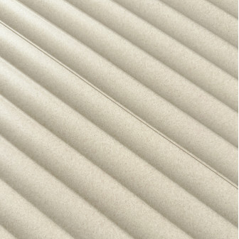 Panou decorativ riflat Ivory Cream aplicat pe un perete într-un living modern