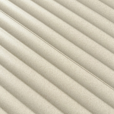 Panou decorativ riflat Ivory Cream aplicat pe un perete într-un living modern