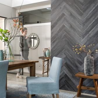Panouri decorative 3D cu aspect de lemn în nuanțe de gri