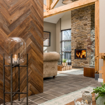 Panouri decorative imitație lemn Oak Umber Brown II într-un living modern