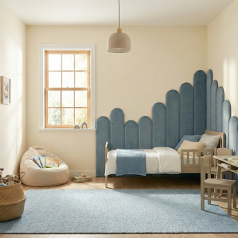 Panou tapițat catifelat albastru în camera copilului