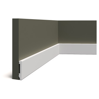 Plinta decorativă duropolimer albă, montată la baza peretelui