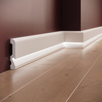 Plintă decorativă albă din polimer rigid, montată la baza peretelui