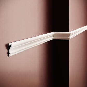 Brau decorativ alb din polimer rigid pe un perete colorat