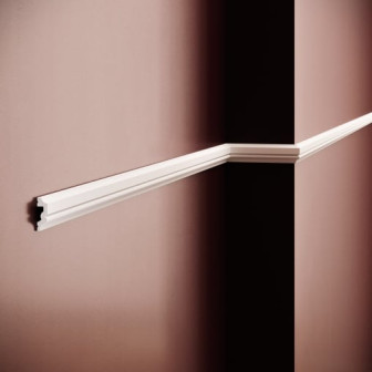 Brau decorativ din polimer rigid, alb, aplicat pe perete