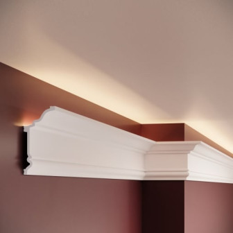 Cornișă decorativă din polimer rigid montată la intersecția dintre perete și tavan