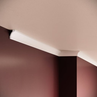 Cornișă decorativă din polimer rigid la îmbinarea dintre perete și tavan