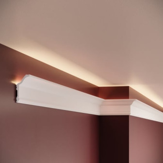 Cornișă decorativă din polimer rigid alb, montată pe tavan