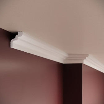 Cornisa decorativa alba montata la imbinarea perete-tavan.