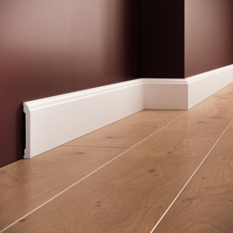 Plintă decorativă albă din polimer rigid la baza unui perete