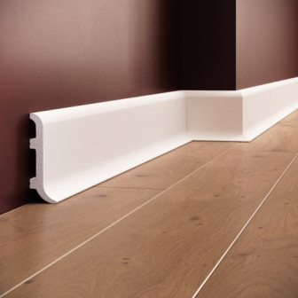 Plinta decorativa alba din polimer rigid montata la baza unui perete vopsit