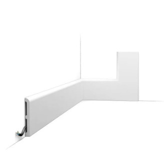 Plinta decorativa din polimer rigid alba, montata la baza peretelui