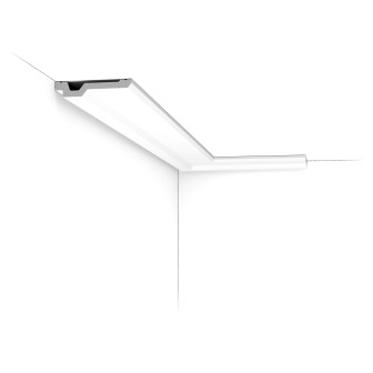 Cornișă decorativă albă montată la tavan