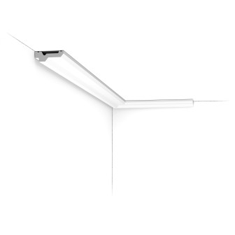 Cornișă decorativă albă montată la tavan