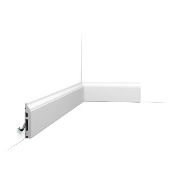 Plintă decorativă albă montată la baza peretelui