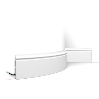 Plintă decorativă flexibilă, albă, montată pe perete