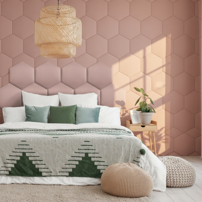 Dormitor cu panouri decorative tapițate hexagonale roz pe perete