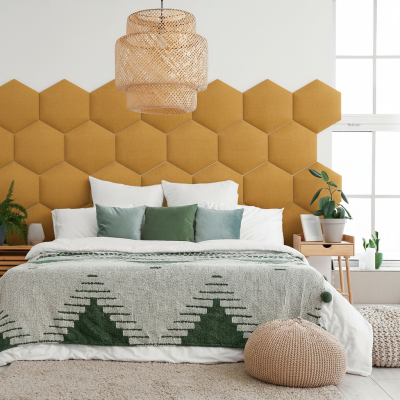 Panou tapițat hexagonal galben, decor dormitor modern