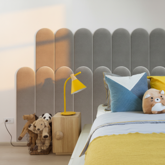 Panou tapițat catifelat, gri deschis, 20 cm, montat deasupra patului într-un dormitor modern.