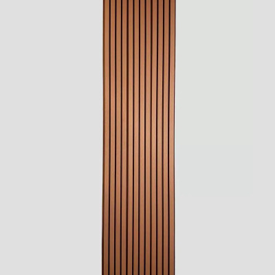 Panou riflat de exterior Teak montat pe fațadă