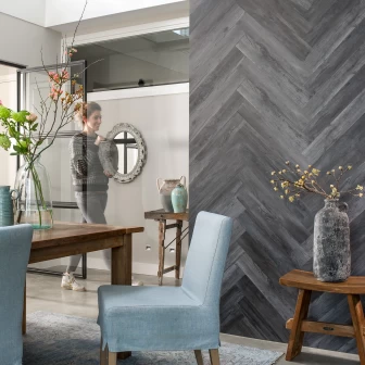 Panouri decorative 3D cu aspect de lemn în nuanțe de gri