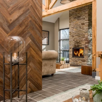 Panouri decorative imitație lemn Oak Umber Brown II într-un living modern